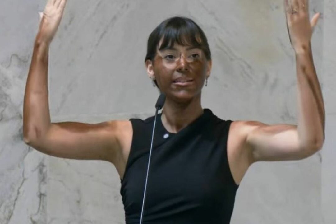 Fabiana Bolsonaro se pinta de marrom para protestar contra Erika Hilton