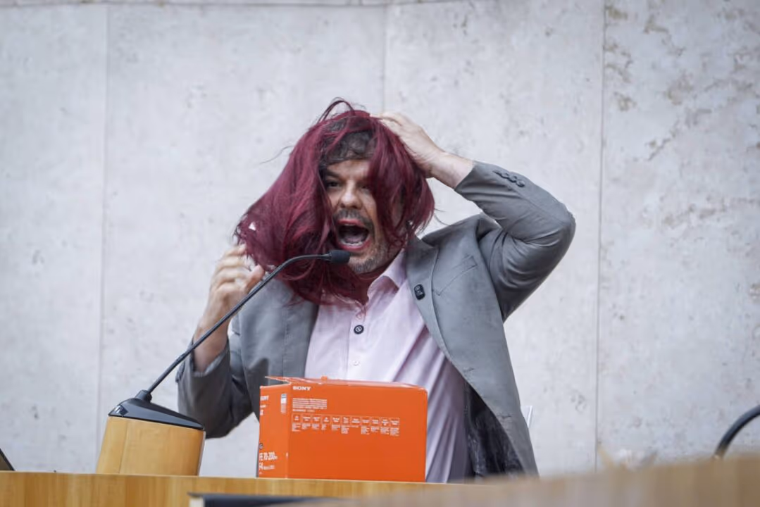 Bolsonarista de batom e peruca contra projeto anti-misoginia