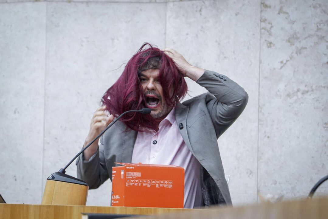 Bolsonarista de batom e peruca contra projeto anti-misoginia