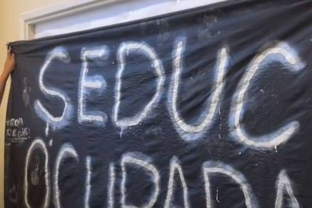 Estudantes invadem Secretaria: “Estamos aqui contra Tarcísio!”
