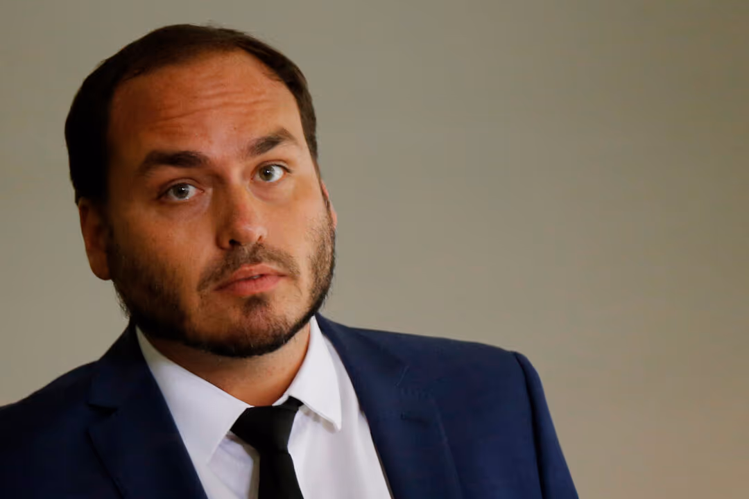 Crusoé: “Não devemos comemorar migalhas ditatoriais”, diz Carluxo