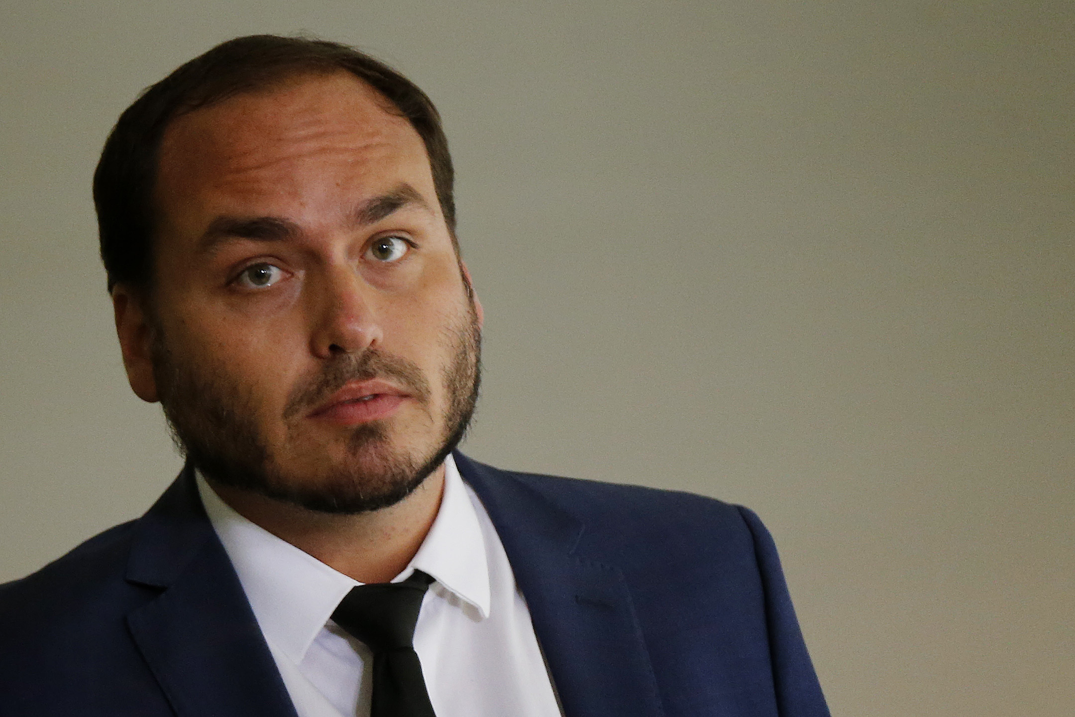 Crusoé: “Não devemos comemorar migalhas ditatoriais”, diz Carluxo