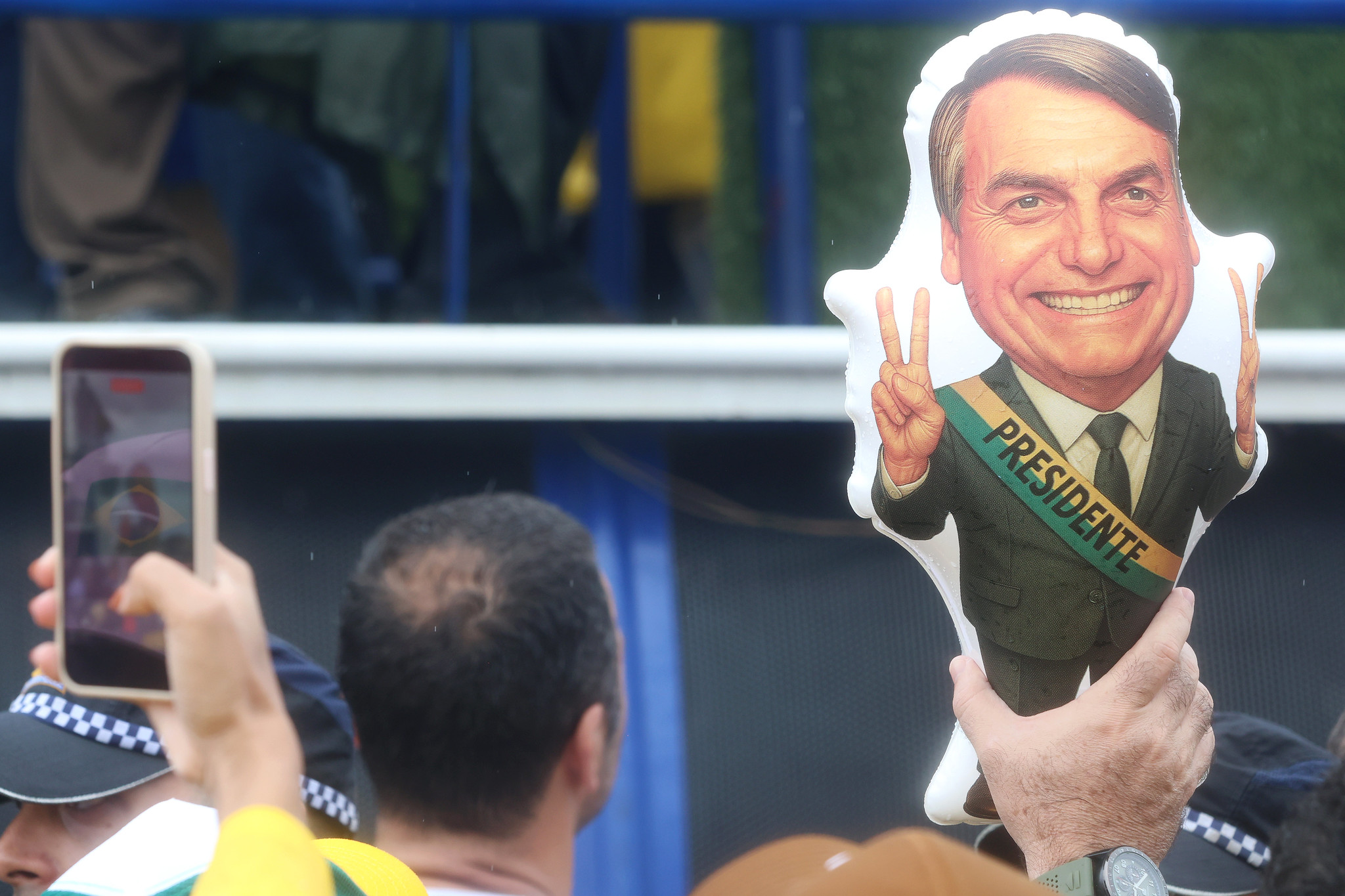 Volta de Bolsonaro agita moradores do condomínio