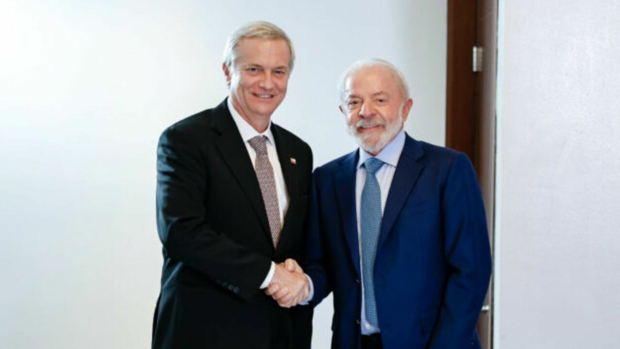 Vieira entrega convite a Kast após Lula cancelar ida ao Chile