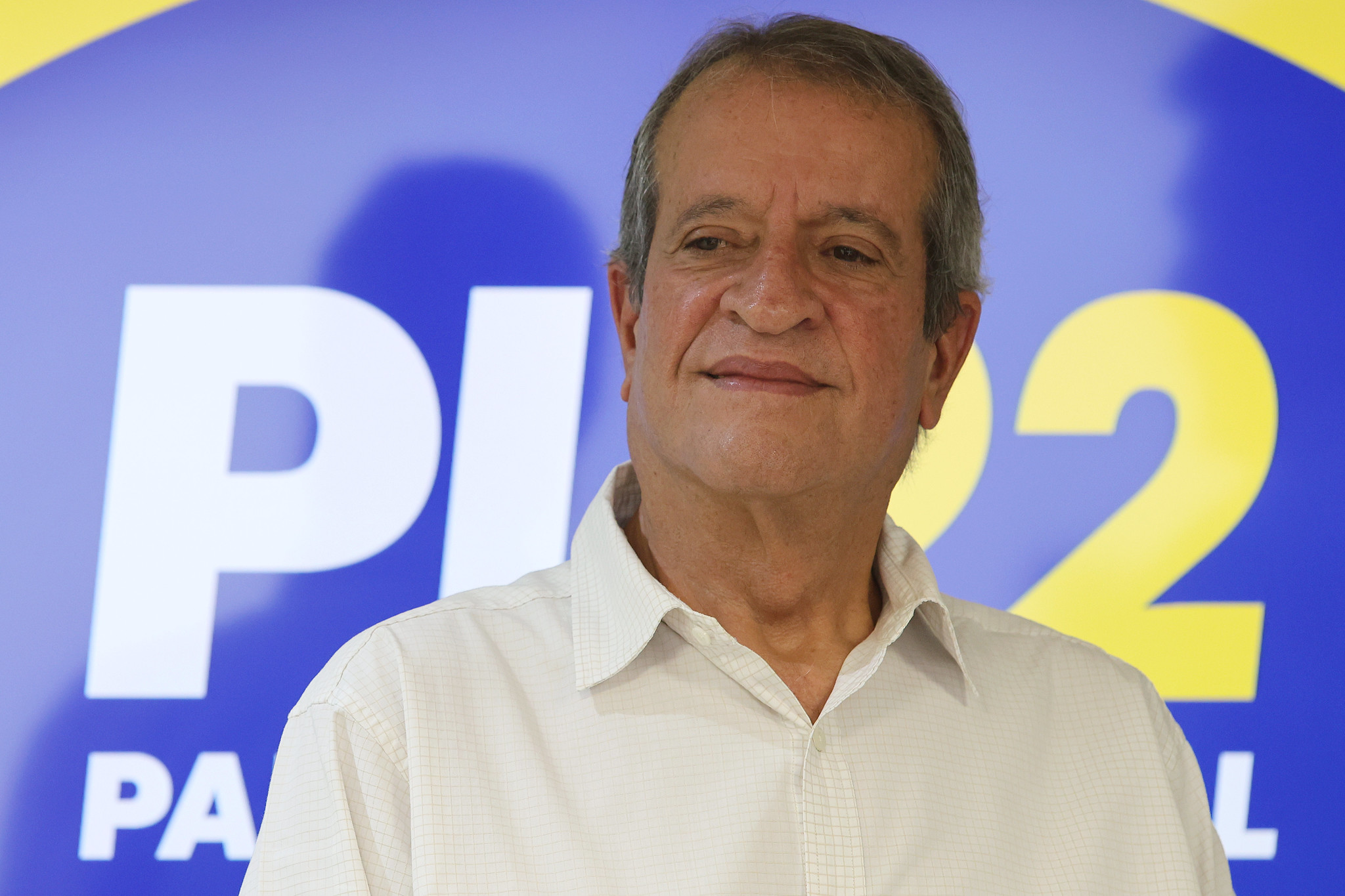 Valdemar não solta a mão de Castro