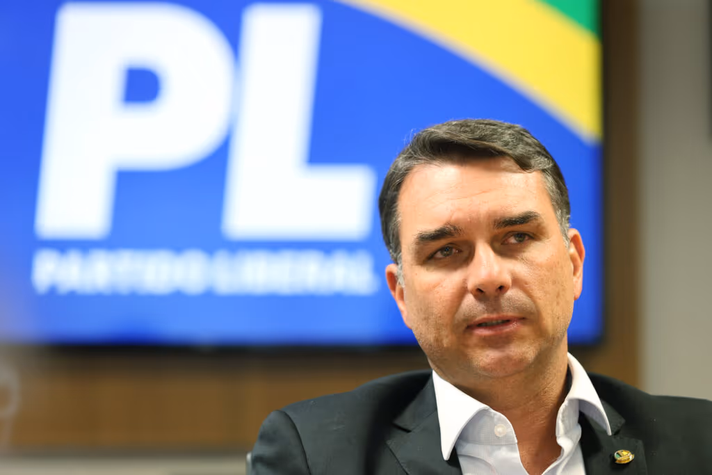 Flávio rebate Lula e nega intenção de acabar com Pix