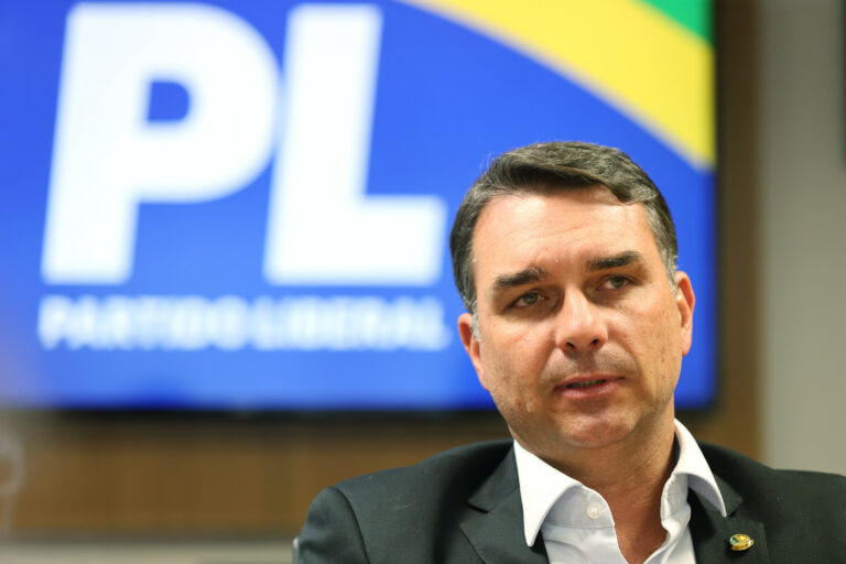 Flávio usa vídeo feito durante governo Bolsonaro em crítica a Lula