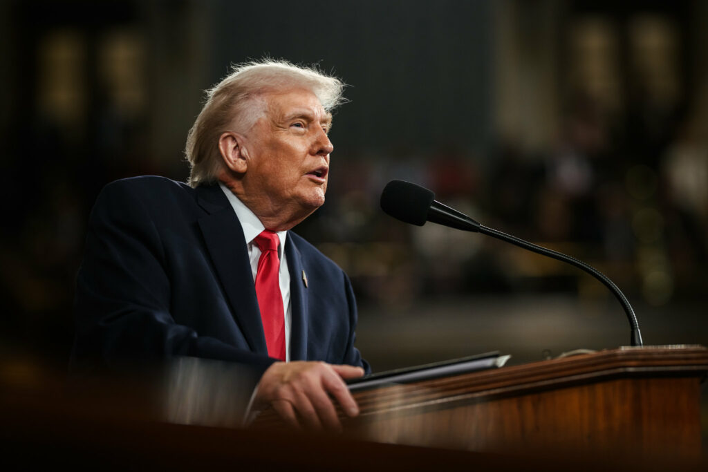 Agentes do ICE vão atuar em aeroportos a partir desta segunda, diz Trump