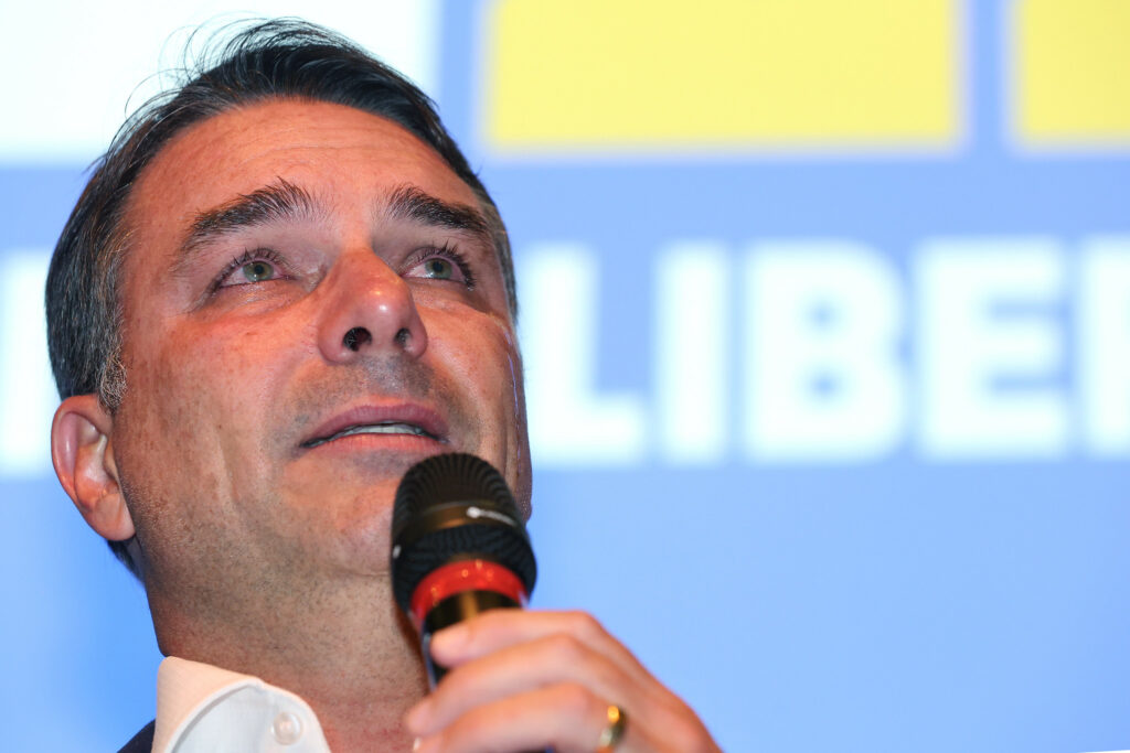 Flávio Bolsonaro assina pedido de CPI de Toffoli e Moraes