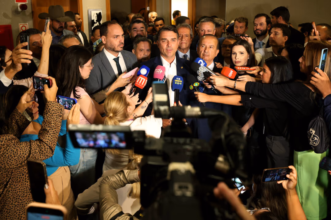 “Moraes deve renunciar pelo bem da democracia”, diz Flávio