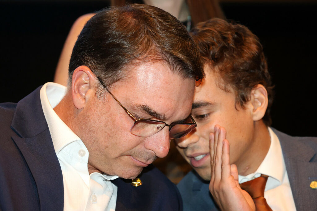 “A gente não pode perder o foco”, diz Nikolas ao lado de Flávio