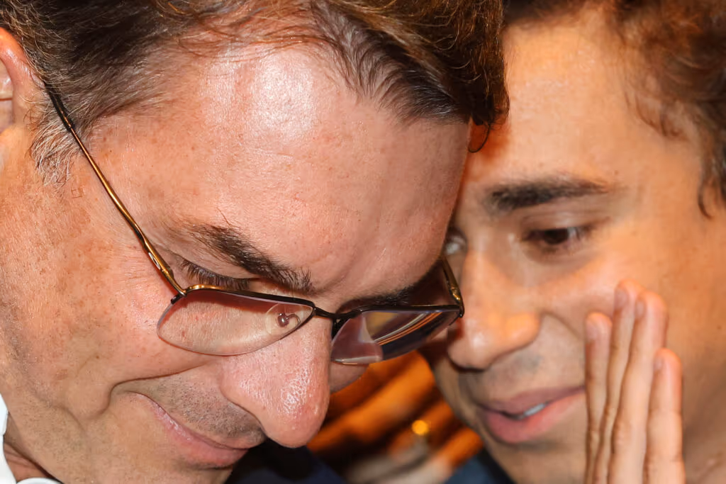 Nikolas posta meme após nova cobrança de apoio a Flávio