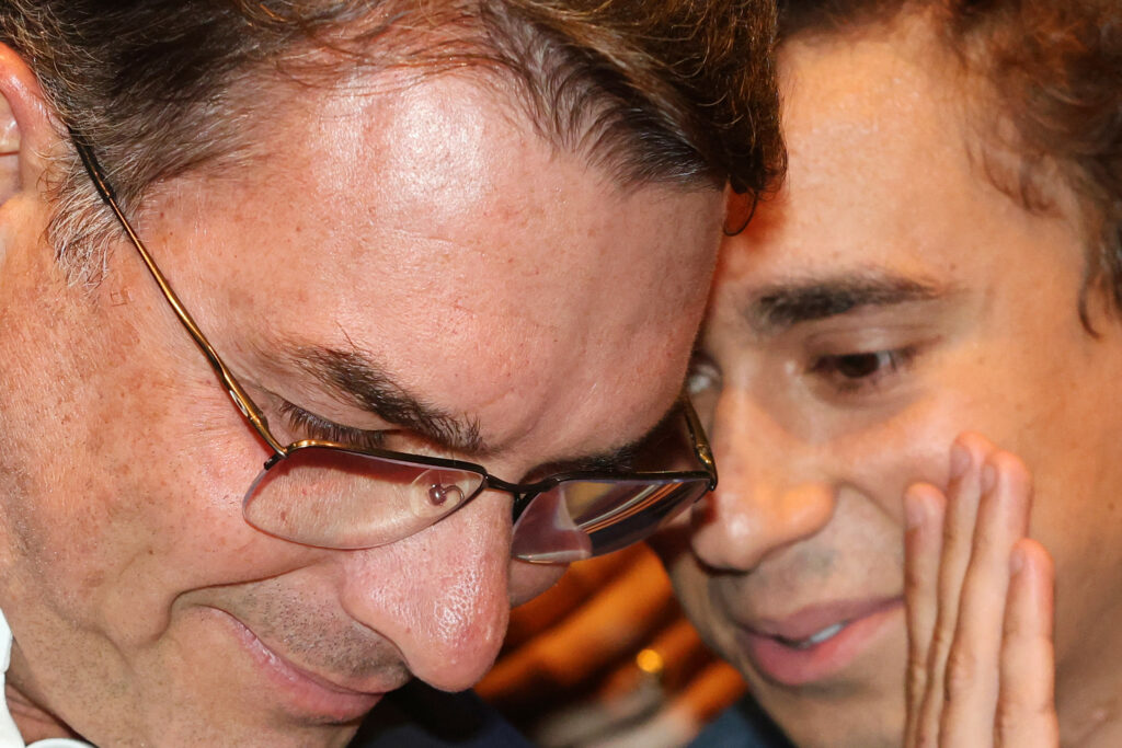 Nikolas posta meme após nova cobrança de apoio a Flávio