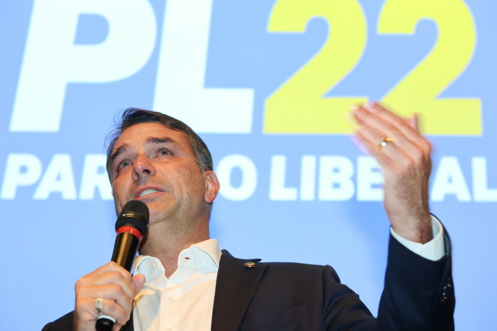 “Assinaria quantas vezes fossem necessárias”, diz Flávio sobre CPI contra ministros