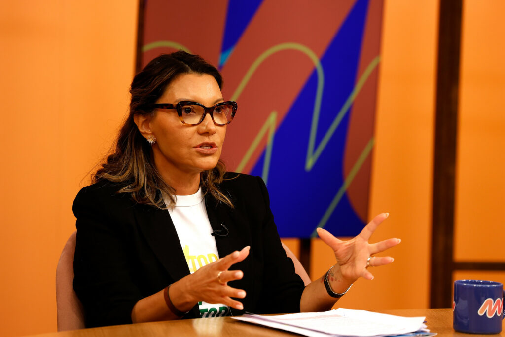 “Até quando a gente vai ver gente bebendo detergente contaminado?”, diz Janja