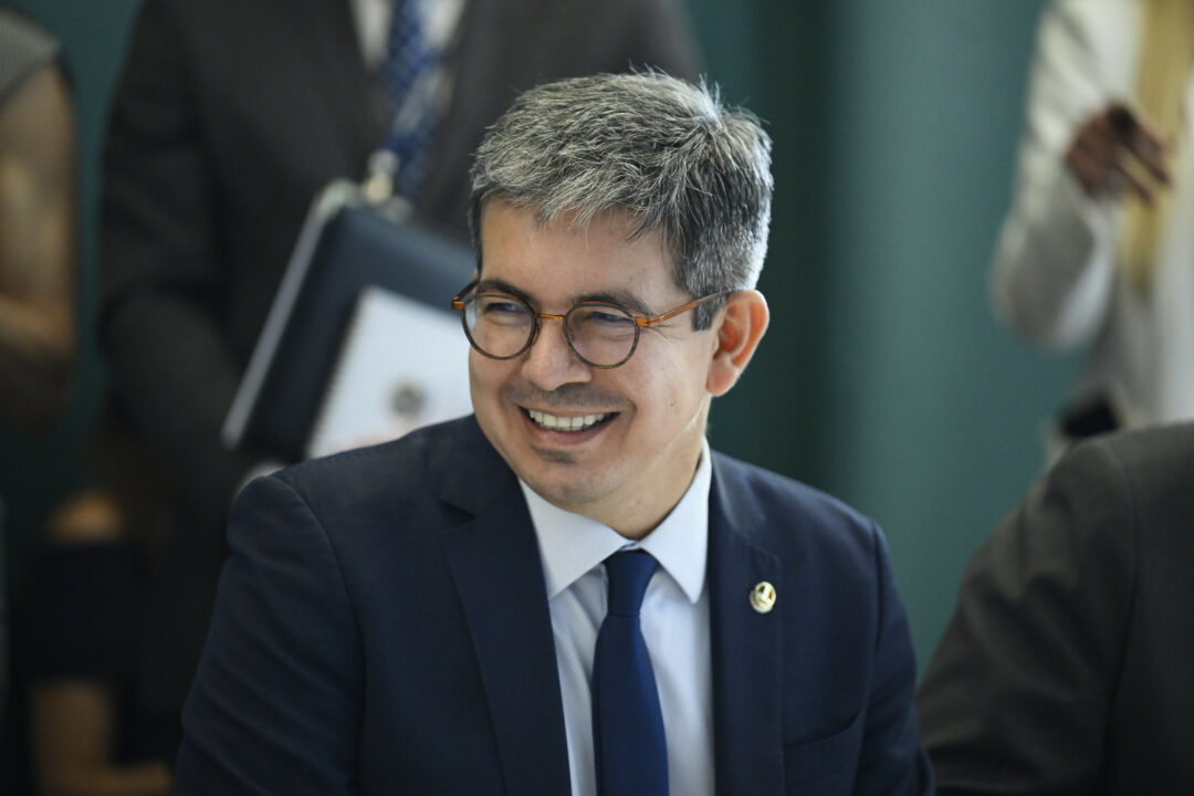 “Temos votos” para aprovar fim da escala 6×1, diz Randolfe