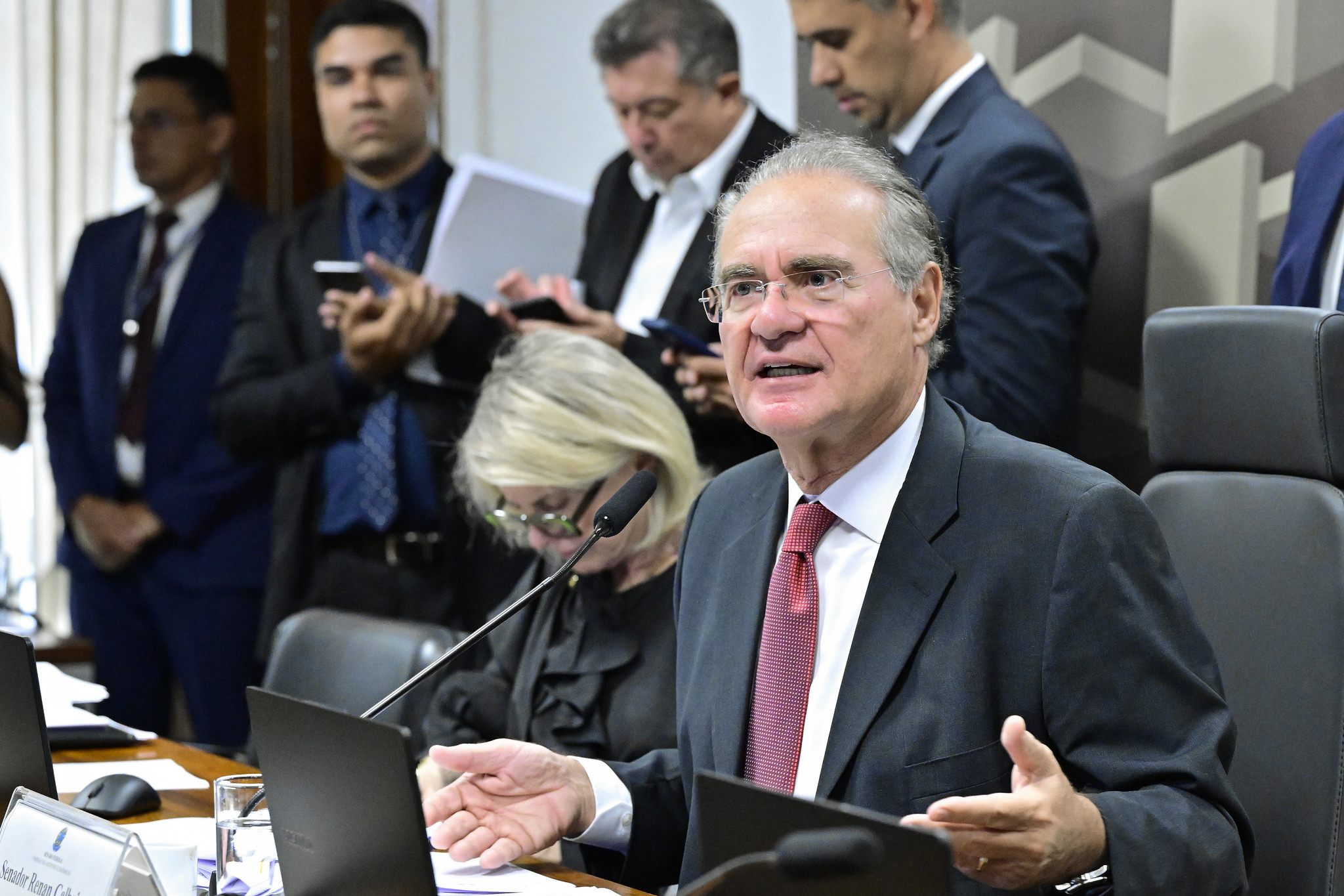 Justiça manda Renan Calheiros remover postagem ass