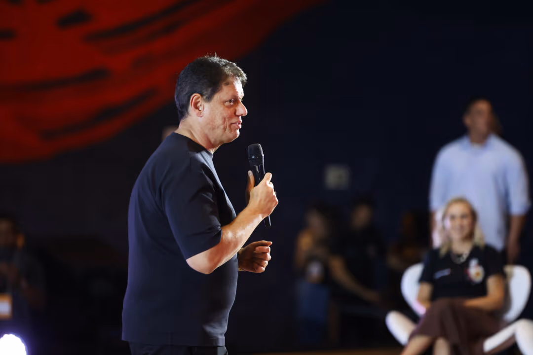 “Tá na hora de largar o osso e sair”, diz Tarcísio sobre Lula