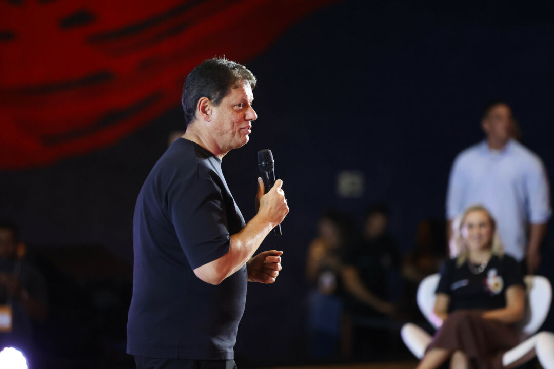 “Tá na hora de largar o osso e sair”, diz Tarcísio sobre Lula