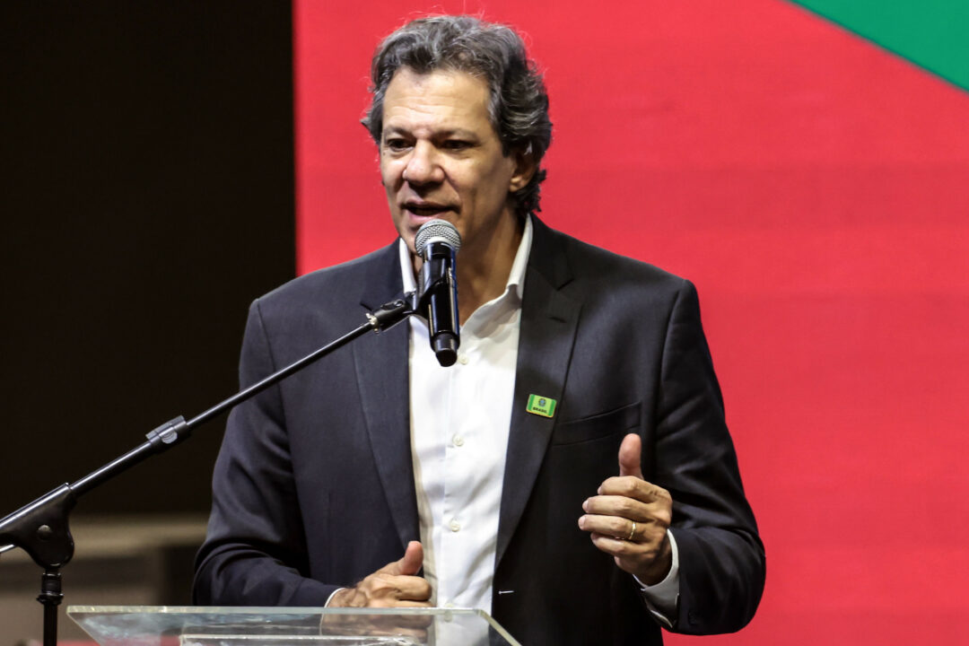 Oposição se antecipa ao governo Lula e tenta revogar taxa das blusinhas