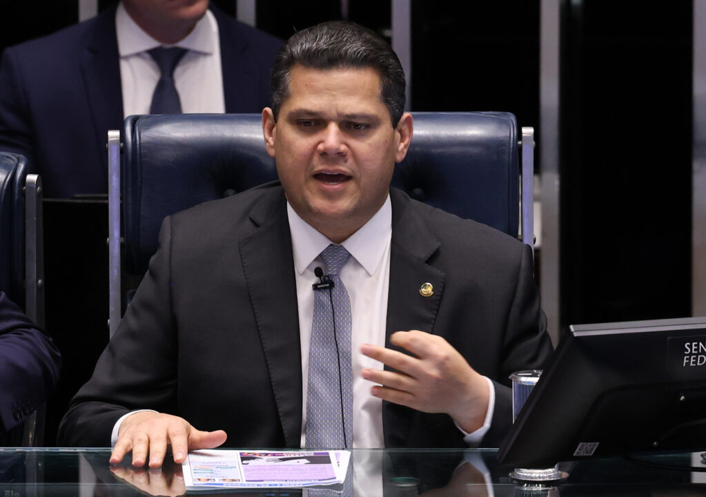 Crusoé: País vive “agressão permanente às instituições”, diz Alcolumbre