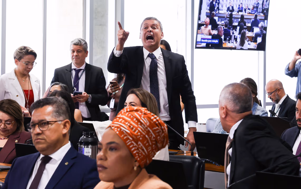 Esquerda explora foto de Flávio com “Sicário” e amplia pressão nas redes