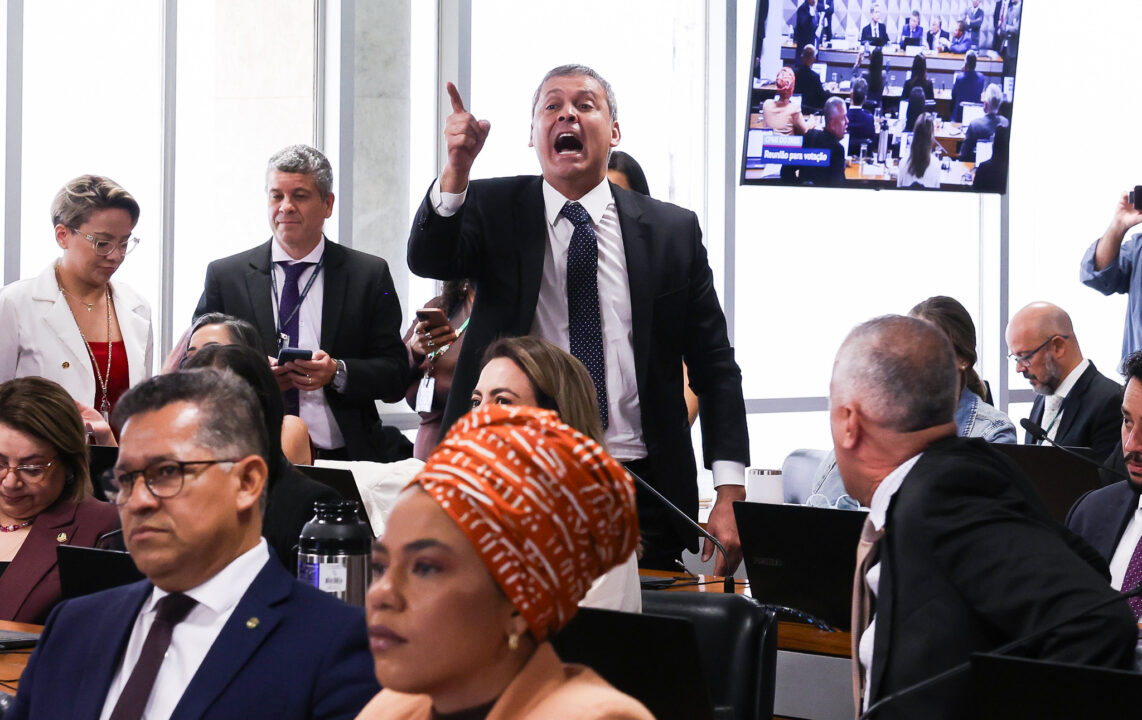 Esquerda explora foto de Flávio com “Sicário” e amplia pressão nas redes
