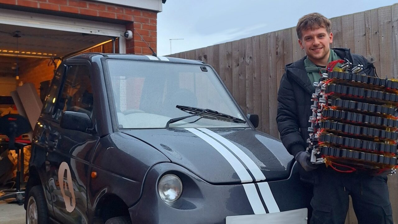 Ele fez um pacote de baterias usando vapes descartáveis para alimentar seu carro elétrico