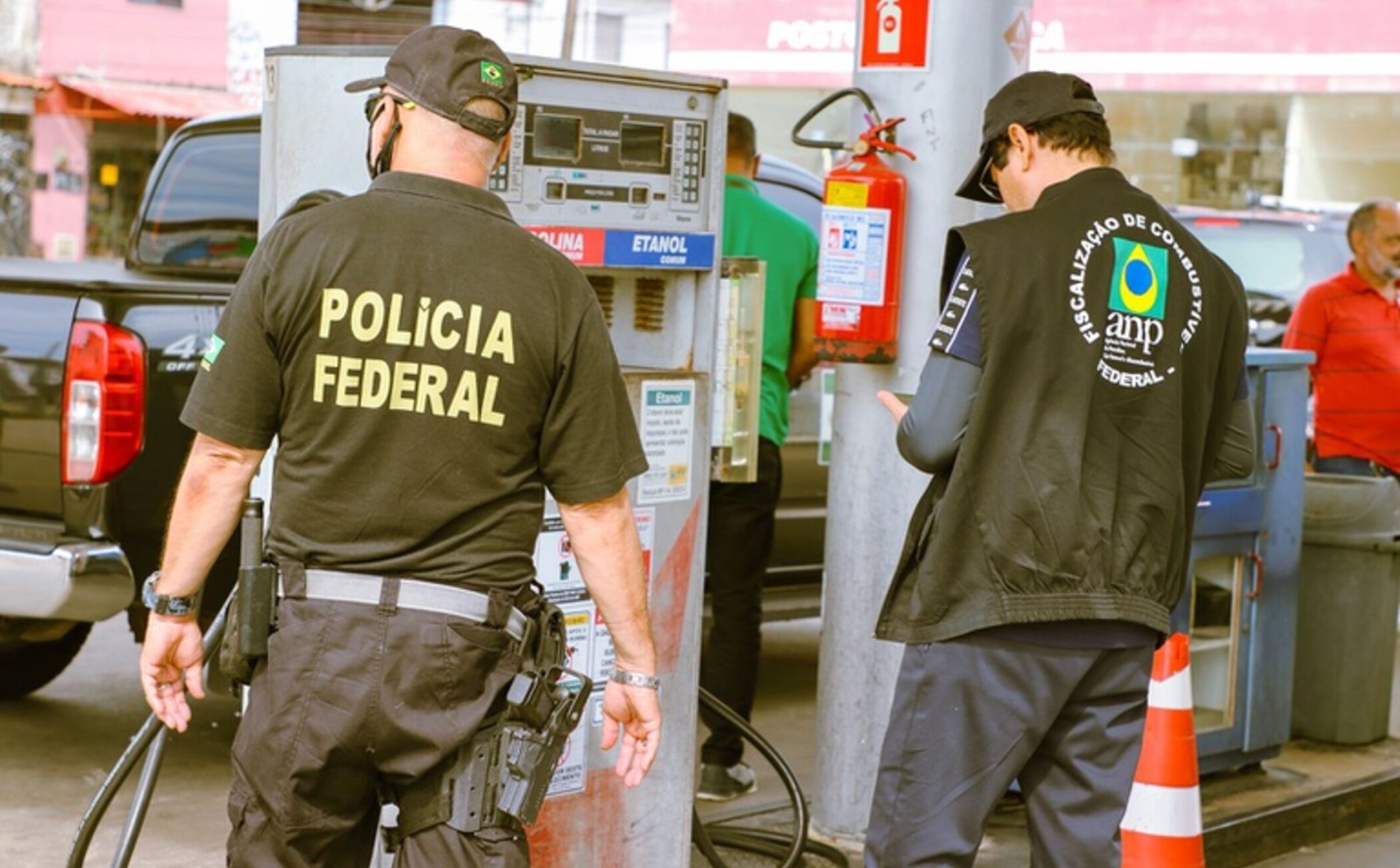 Policiais fiscalizam posto de combustíveis
