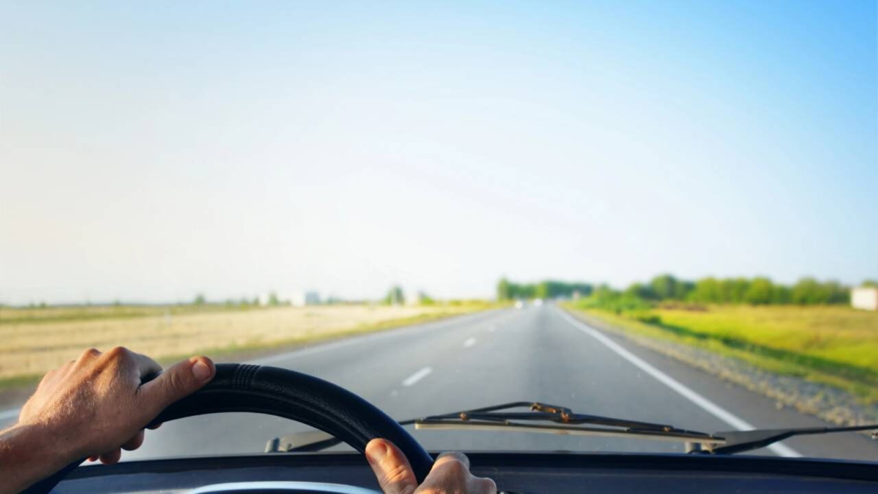 6 horas dirigindo para visitar o pai de 82 anos e ele passou o fim de semana inteiro mostrando suas ferramentas — só na viagem para casa percebeu que ele estava me mostrando a sua vida antes que fosse tarde demais