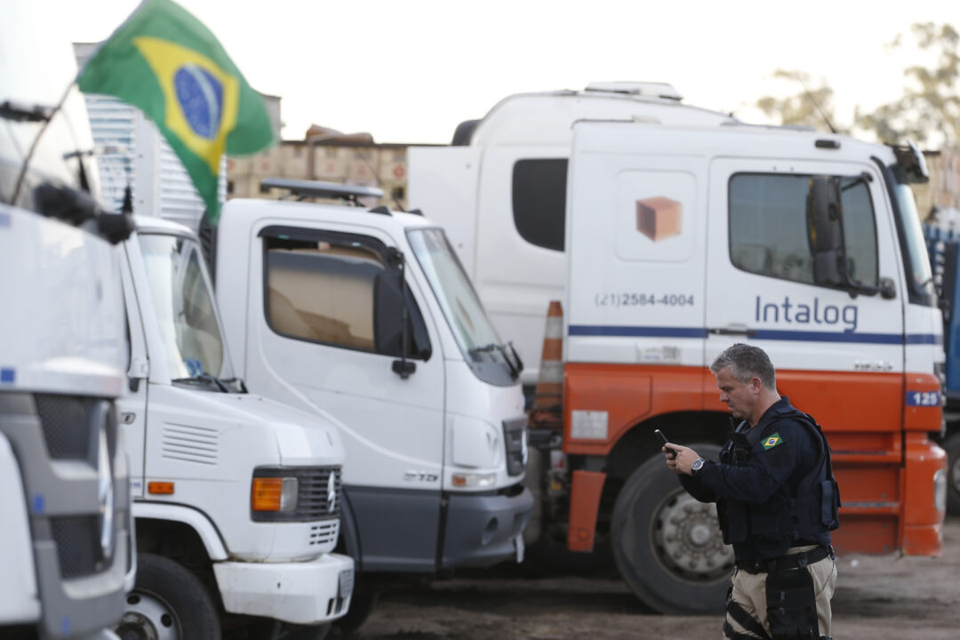 Caminhoneiros iniciam paralisação para pressionar por MP do Frete
