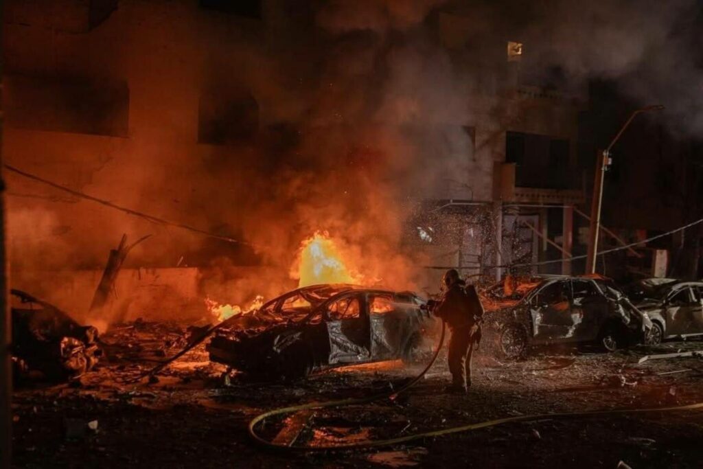 Irã dispara mísseis contra Israel e instalações ligadas aos EUA