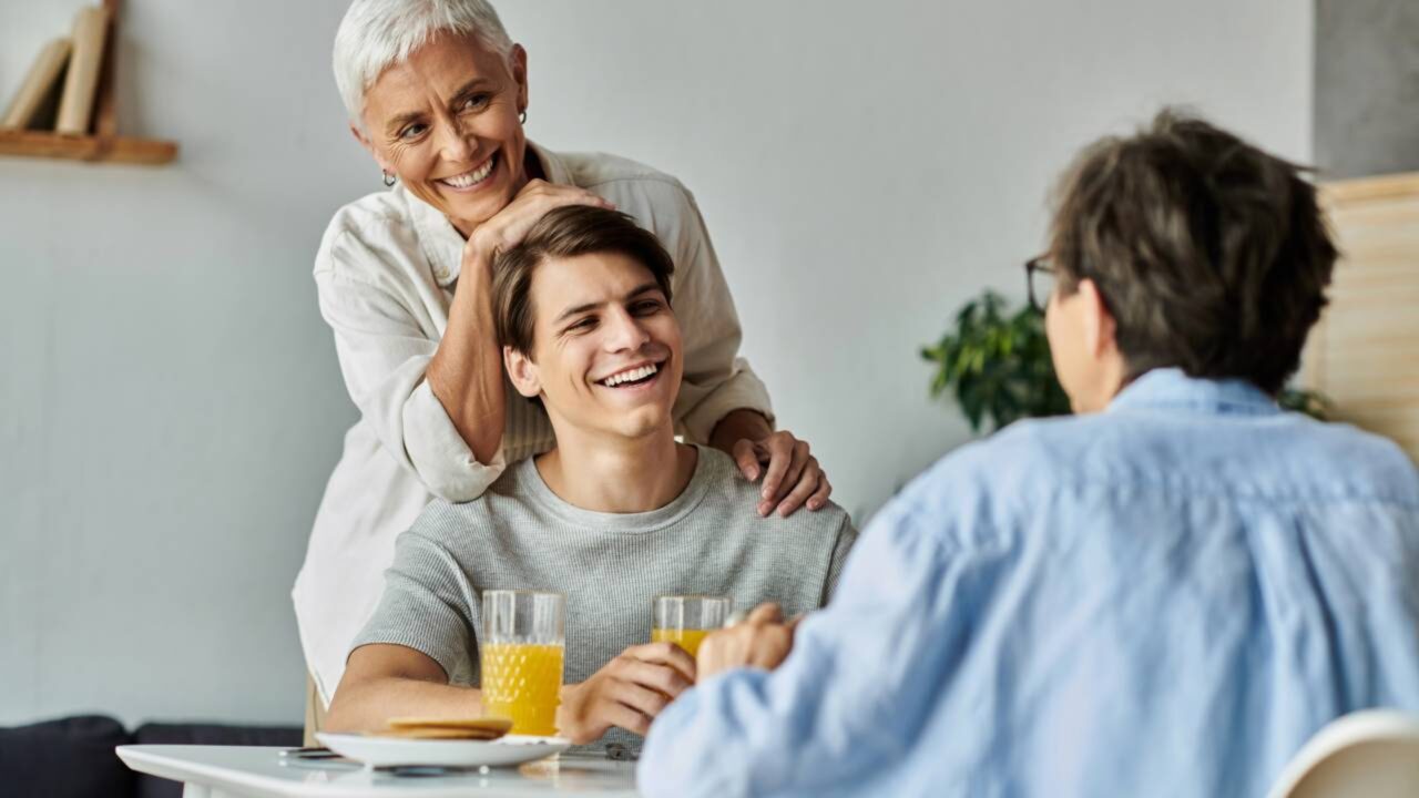 A psicologia aponta que pais que não conseguem parar de ajudar seus filhos adultos não estão sendo amorosos e estão se protegendo do terror de se tornarem descartáveis