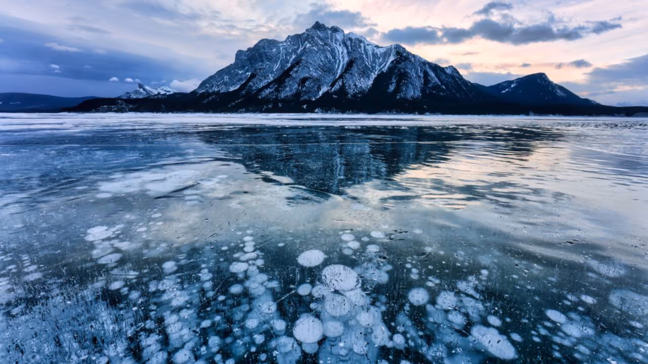 Um lago que borbulha naturalmente chama atenção por liberar bolhas sem ligação com vulcões