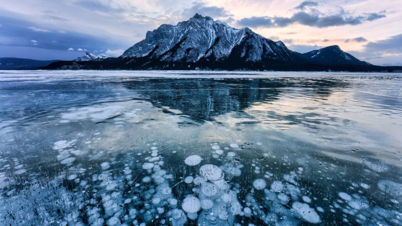 Um lago que borbulha naturalmente chama atenção por liberar bolhas sem ligação com vulcões