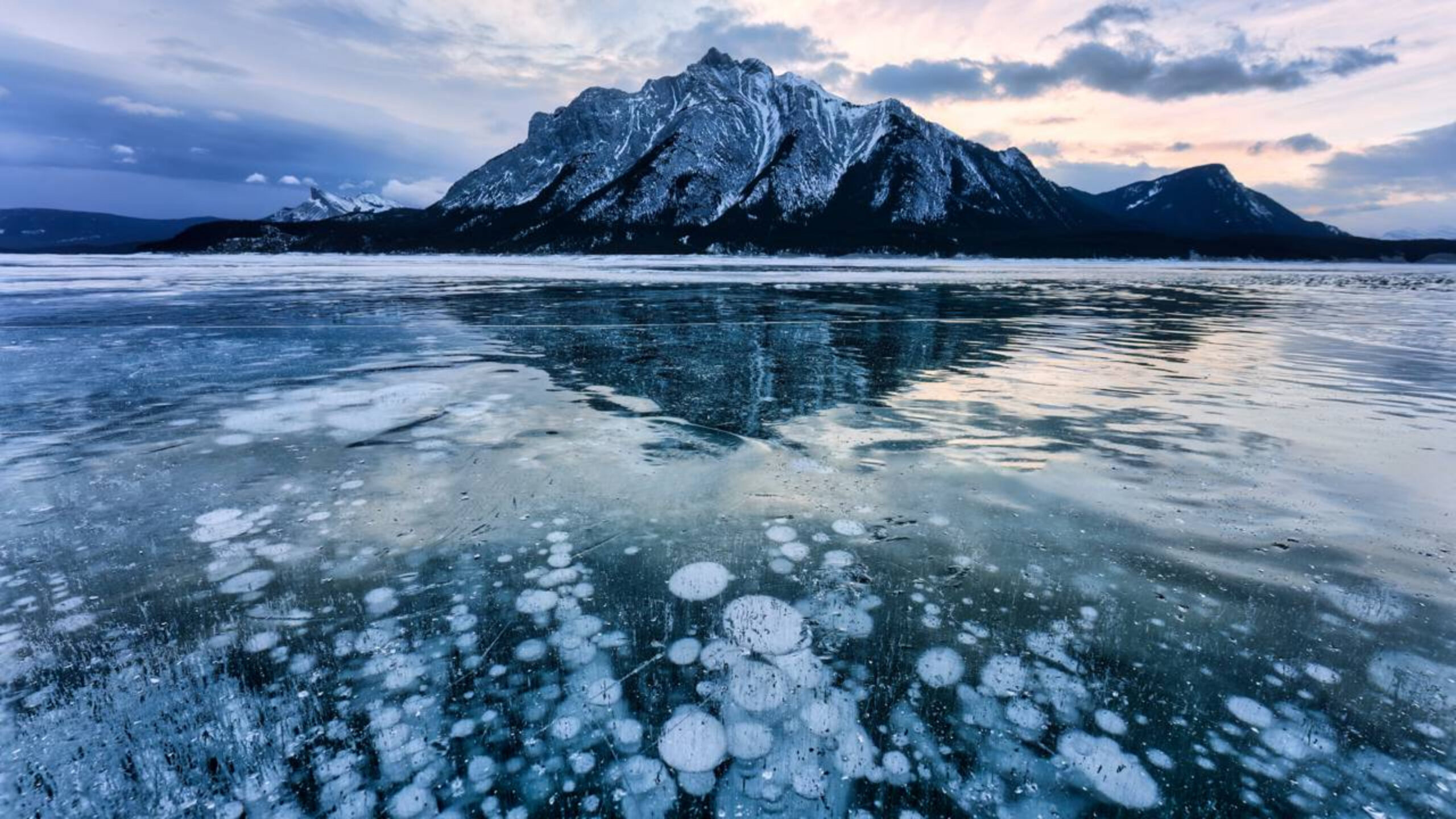 Um lago que borbulha naturalmente chama atenção por liberar bolhas sem ligação com vulcões