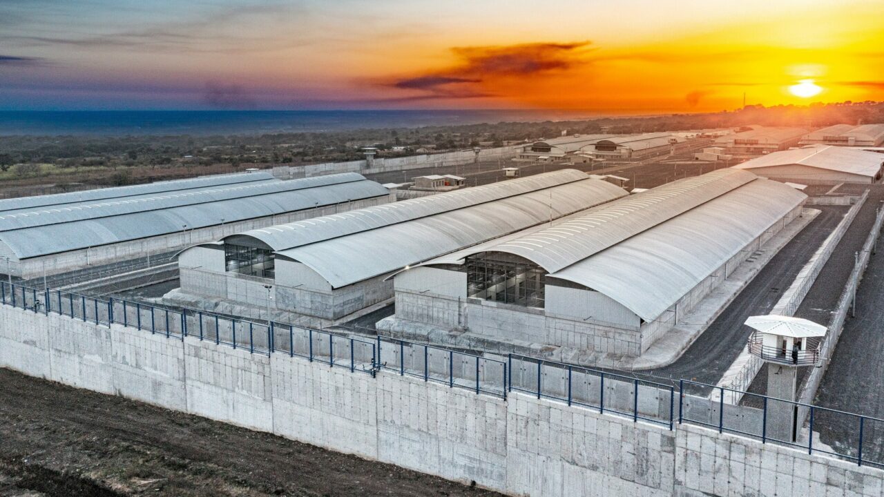 A prisão mais segura do mundo onde estão os maiores criminosos