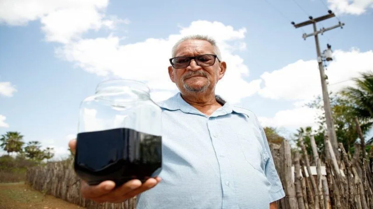 Agricultor encontra petróleo no quintal ao perfurar poço e pode ficar milionário