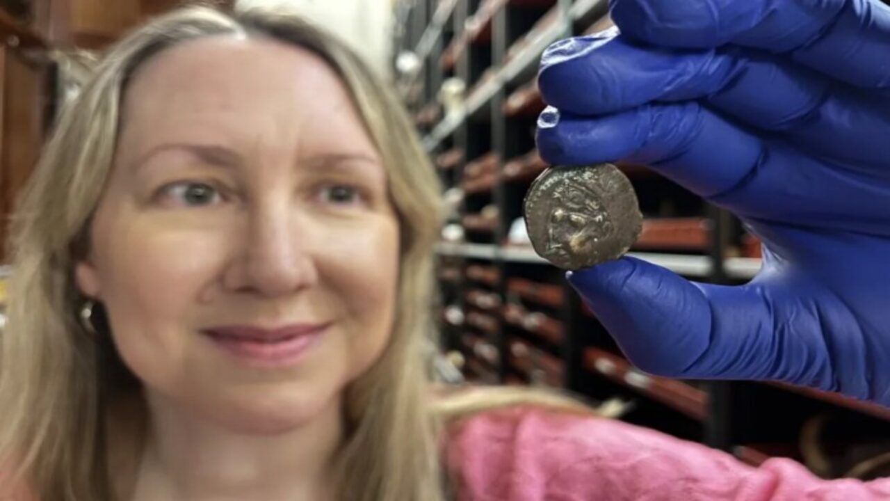 Kat Baxter segurando a moeda fenícia de 2.000 anos – crédito, Museus e Galerias de Leeds
