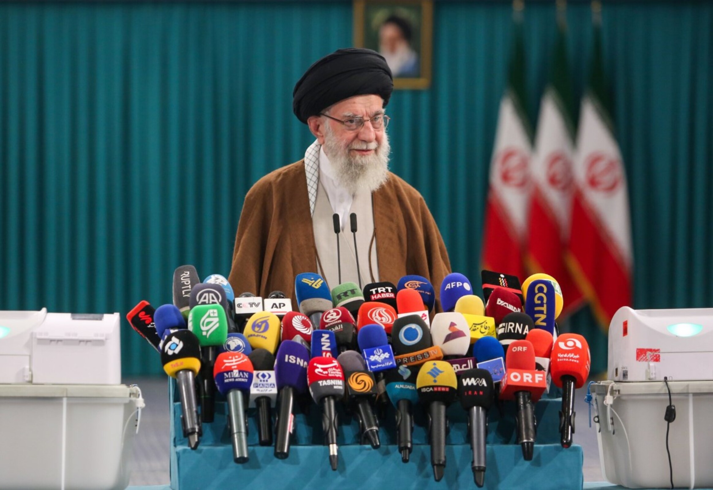 Crusoé: O tabuleiro do Irã após Khamenei