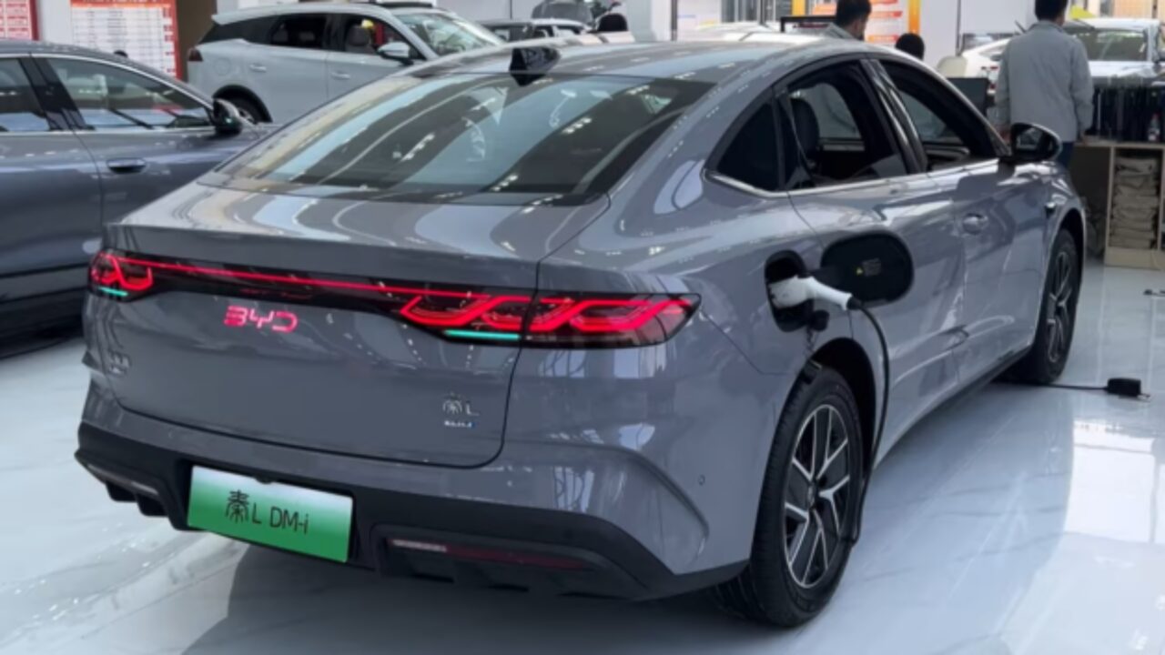 BYD Qin L faz incríveis 36 km/l e tem preço abaixo de R$ 70 mil