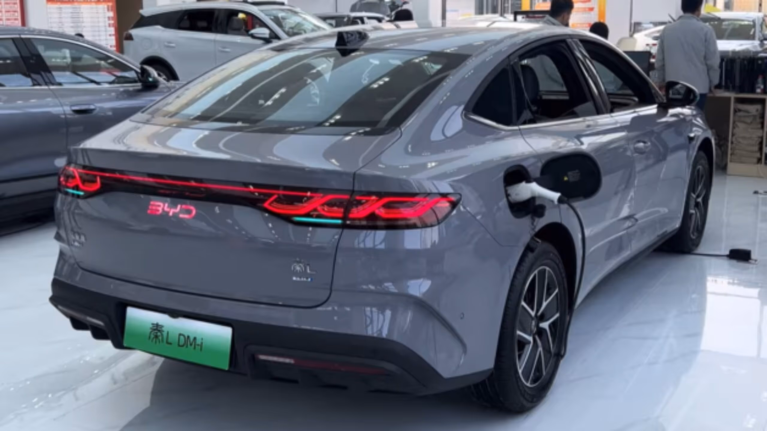 BYD Qin L faz incríveis 36 km/l e tem preço abaixo de R$ 70 mil