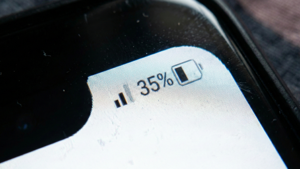 Permissões que drenam bateria no celular e como cortar sem quebrar seus apps