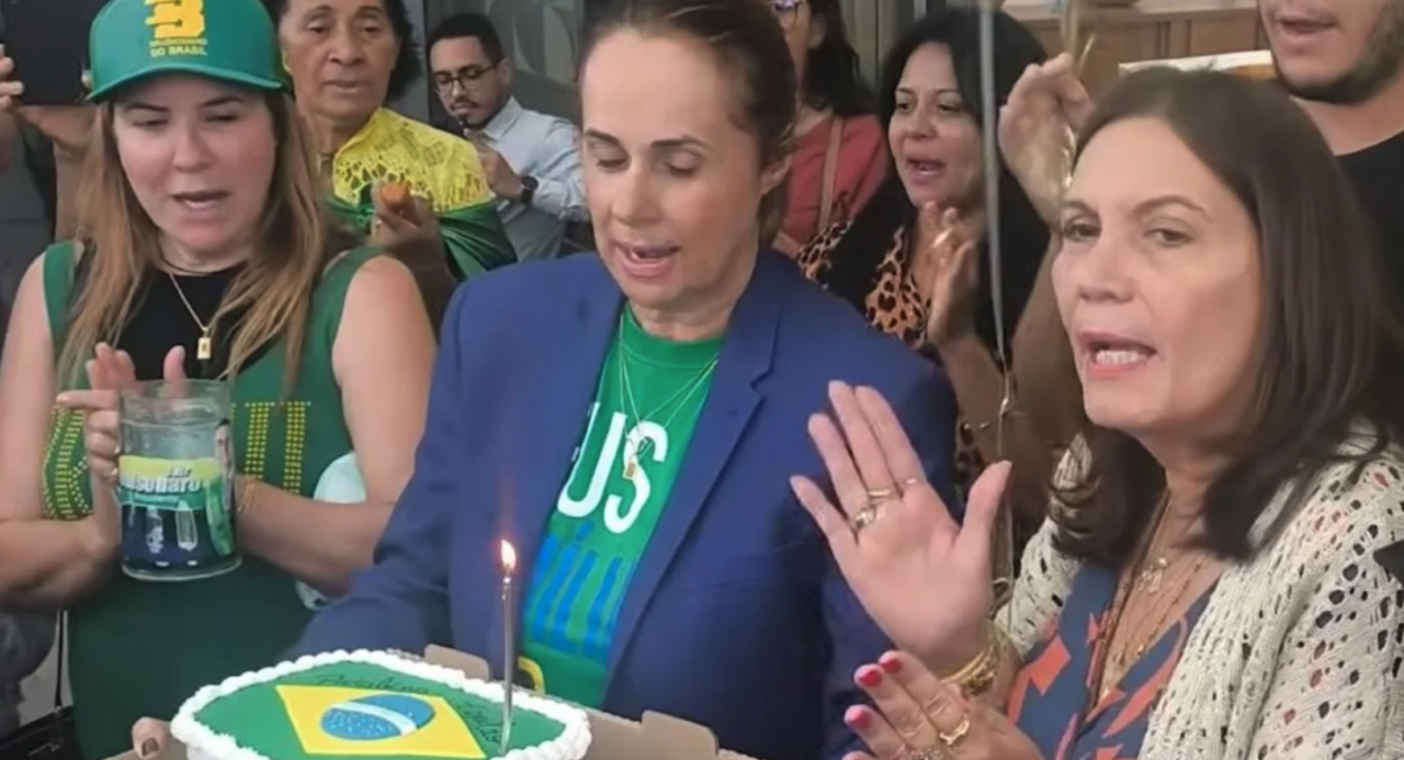 Apoiadores celebram aniversário de Bolsonaro no hospital