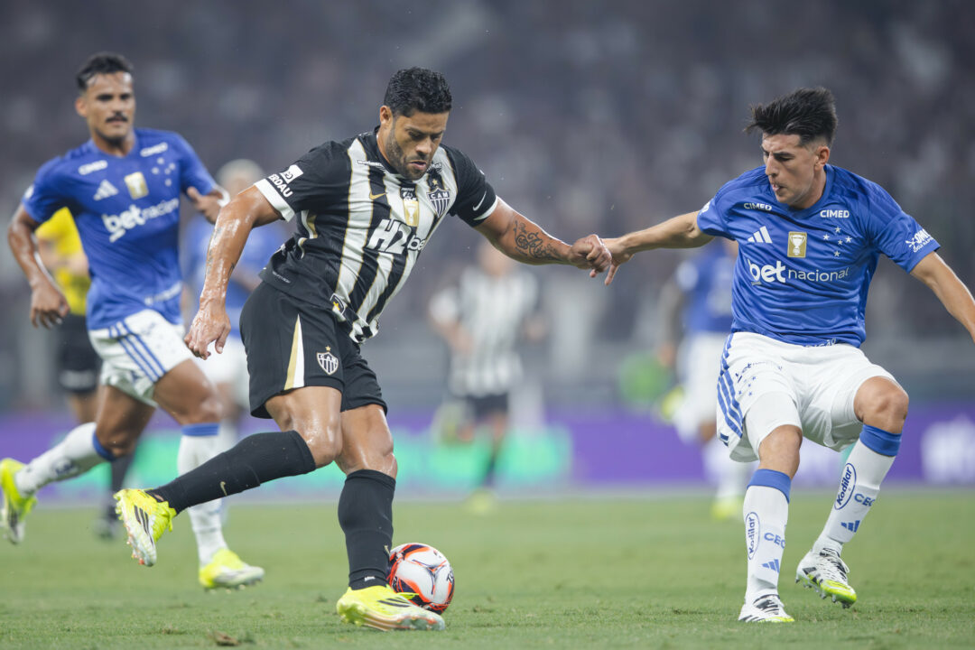 Briga generalizada entre jogadores de Cruzeiro e Atlético teve voadora, joelhada e 23 expulsos