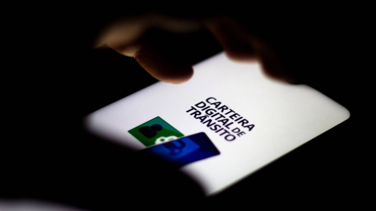 O que diz a lei sobre motoristas que utilizam somente a CNH digital?