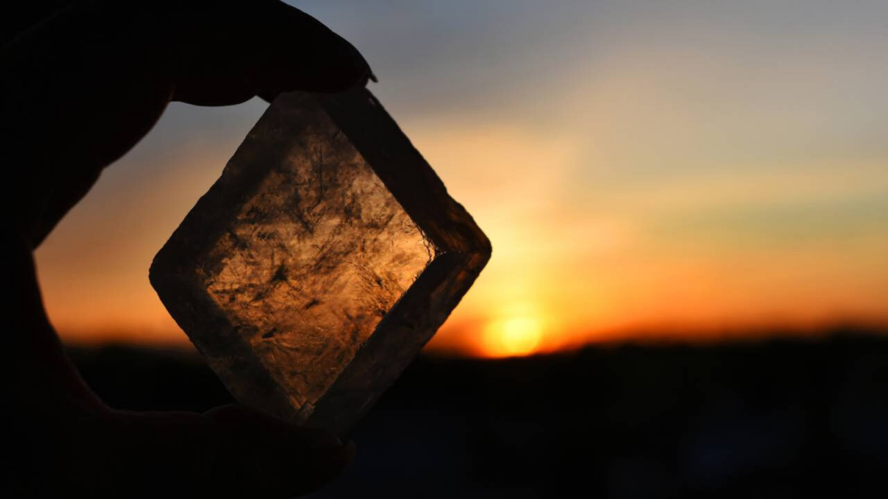 Pedras que brilham no escuro naturalmente aparecem em alguns lugares do planeta e intrigam cientistas