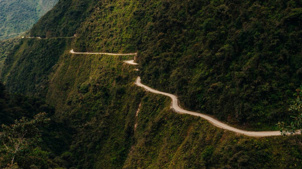 A estrada mais perigosa do mundo ainda é usada todos os dias e o motivo impressiona