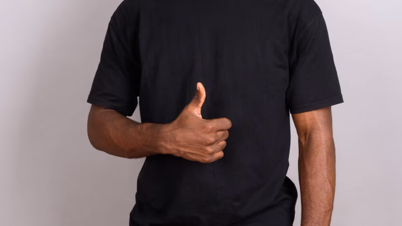 Por que roupa preta parece atrair mais fiapo do que as outras