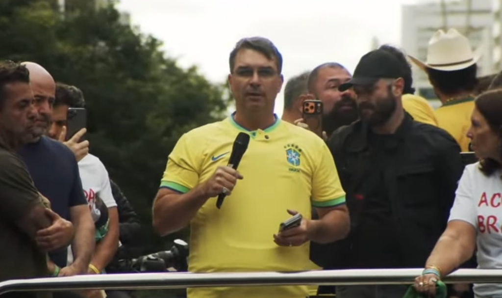 “STF está destruindo a democracia”, diz Flávio Bolsonaro na Paulista